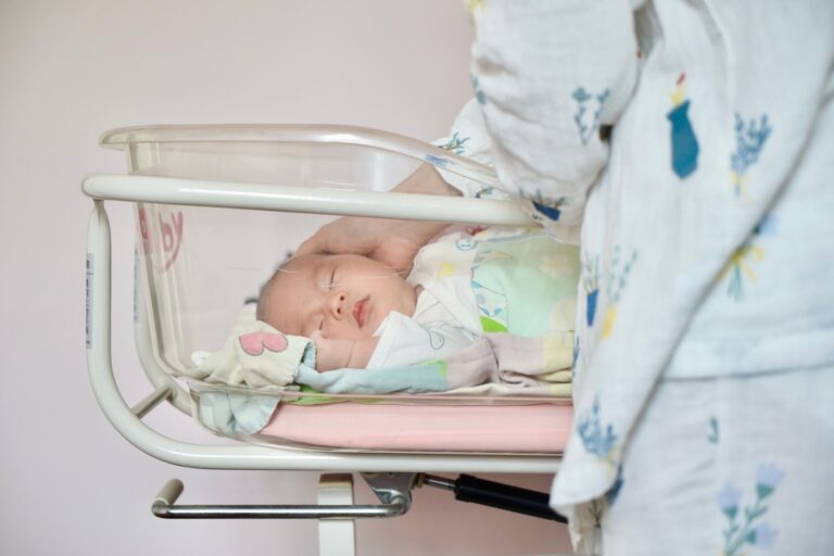 nouveau-né dormant dans un berceau d'hôpital